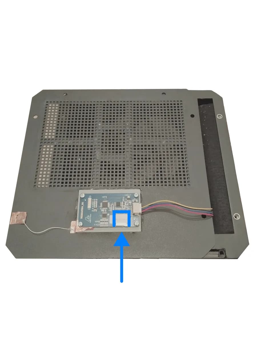 Обратная сторона крышки AtomPot: стрелкой отмечен слот для карты microSD на плате дисплея